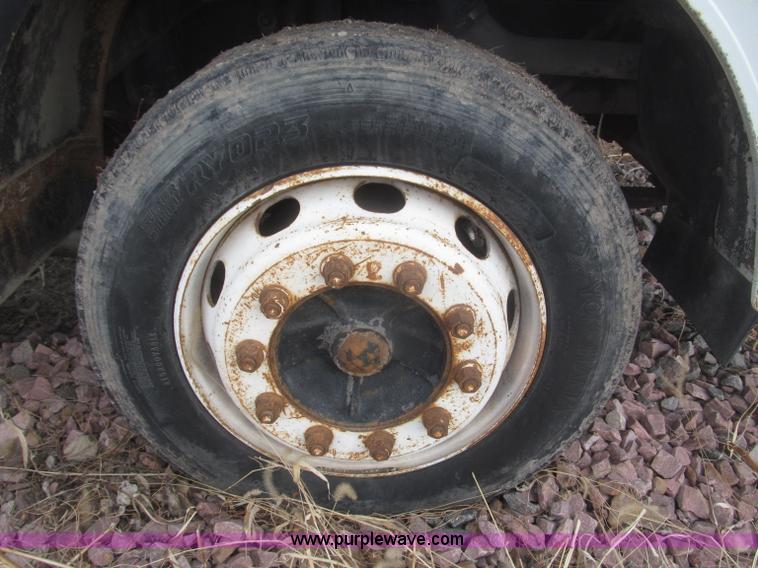 image for item F7289 1987 Mack MS250P truck cab and chassis