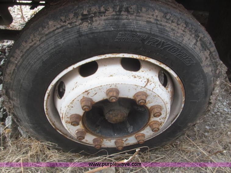 image for item F7289 1987 Mack MS250P truck cab and chassis