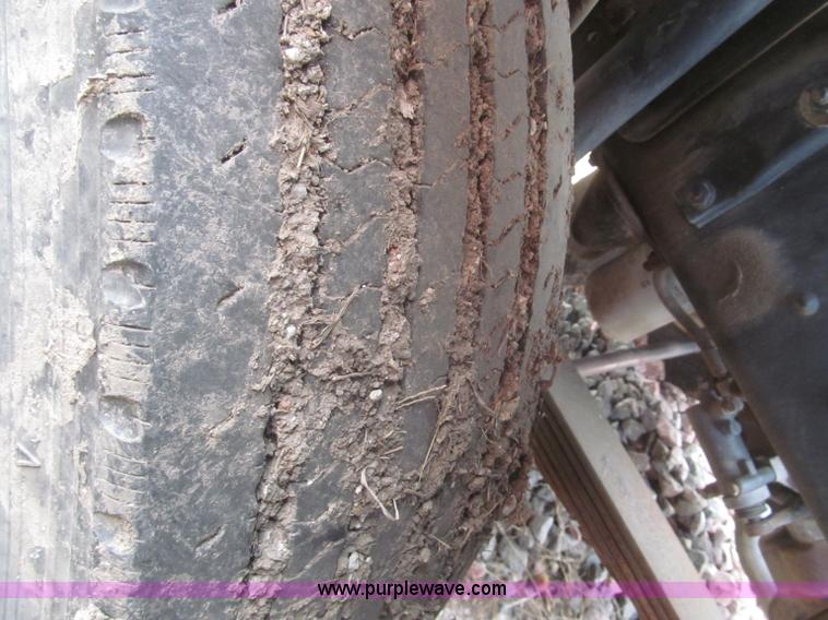 image for item F7289 1987 Mack MS250P truck cab and chassis