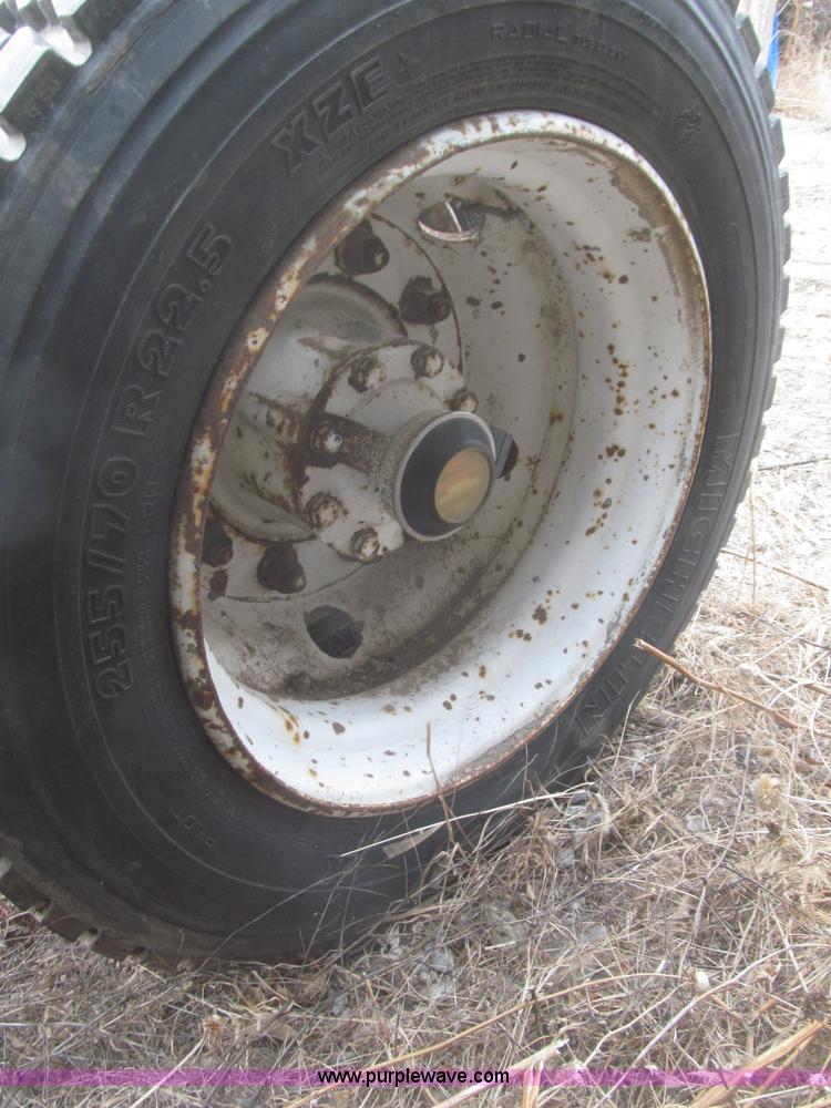 image for item F7289 1987 Mack MS250P truck cab and chassis