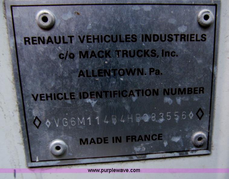 image for item F7289 1987 Mack MS250P truck cab and chassis