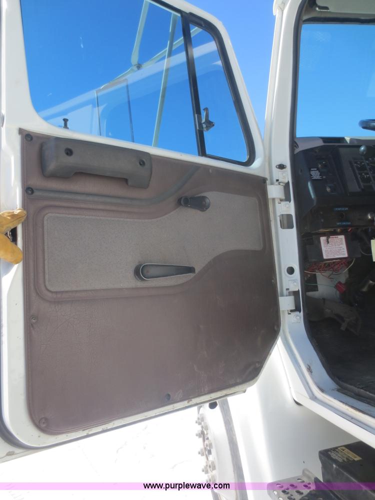 image for item F8198 2000 International 4700 Crew Cab service truck