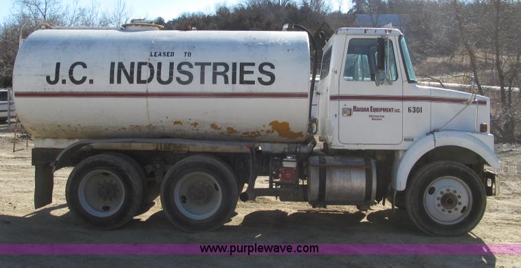 image for item G2287 1985 Volvo White WCS water truck