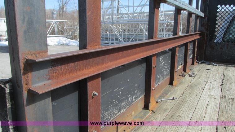 image for item G9159 1999 Ford F550 flatbed truck