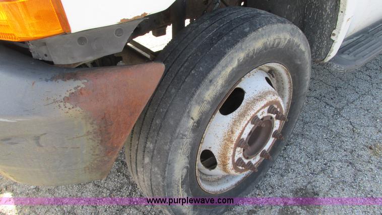 image for item G9159 1999 Ford F550 flatbed truck