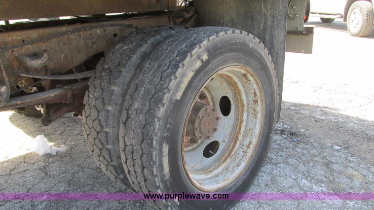 image for item G9159 1999 Ford F550 flatbed truck