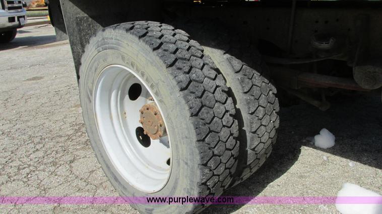 image for item G9159 1999 Ford F550 flatbed truck