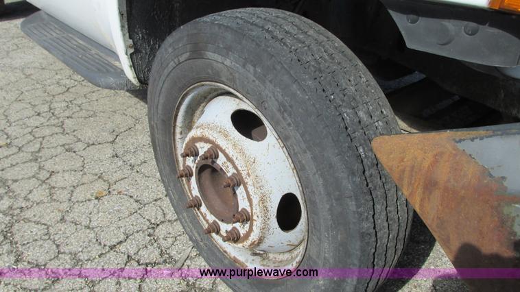 image for item G9159 1999 Ford F550 flatbed truck