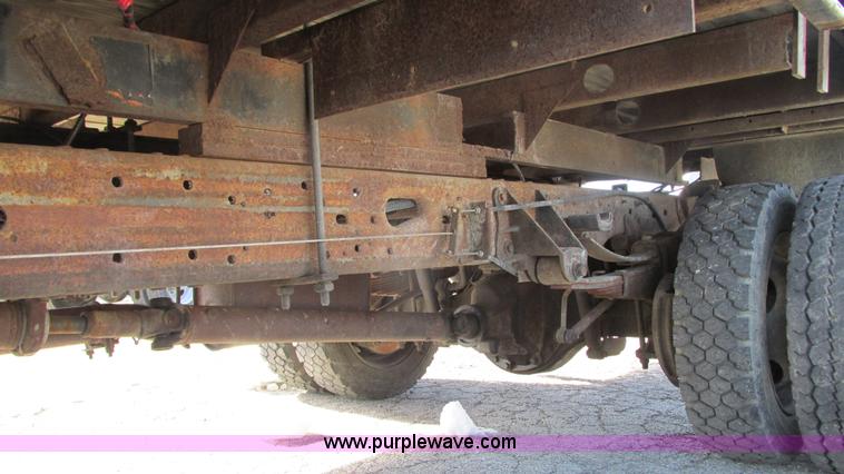 image for item G9159 1999 Ford F550 flatbed truck