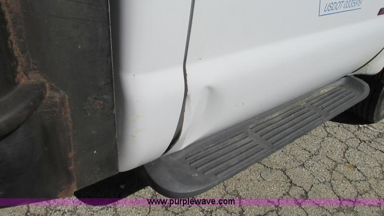 image for item G9159 1999 Ford F550 flatbed truck