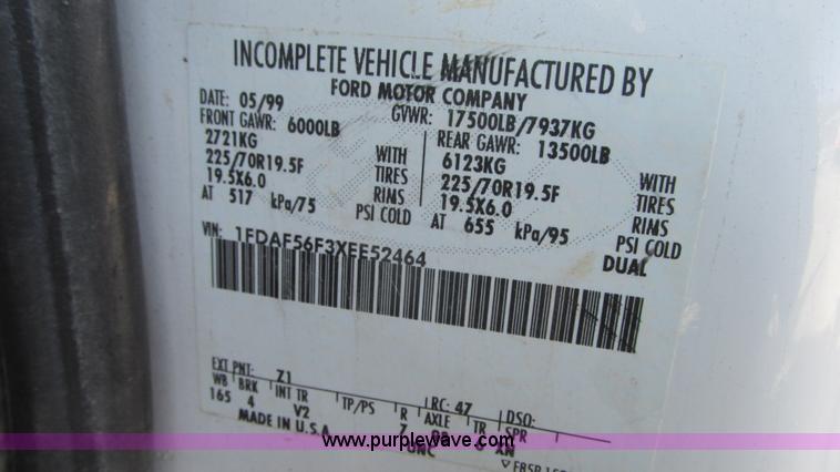 image for item G9159 1999 Ford F550 flatbed truck