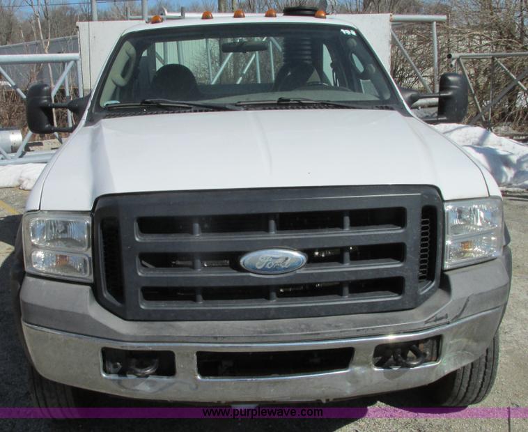 image for item G9161 2006 Ford F550 service truck