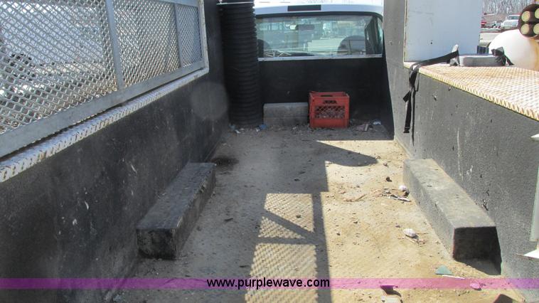 image for item G9161 2006 Ford F550 service truck