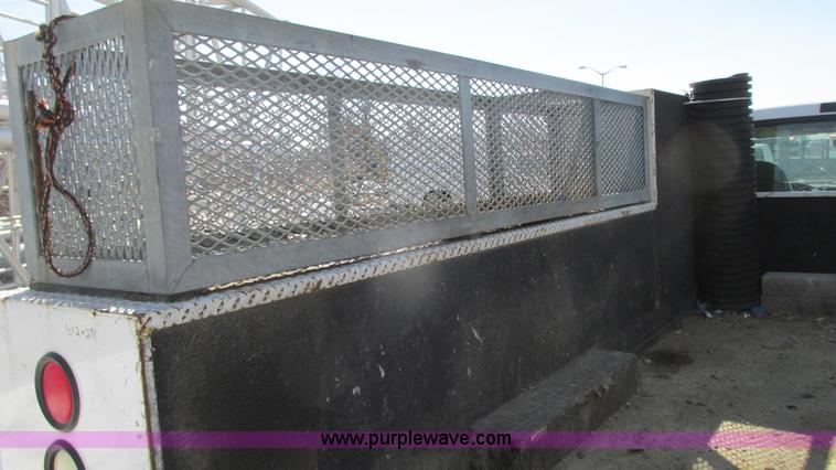 image for item G9161 2006 Ford F550 service truck