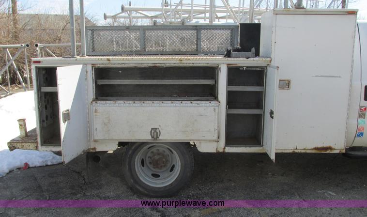 image for item G9161 2006 Ford F550 service truck