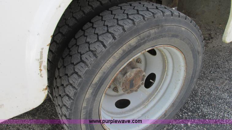 image for item G9161 2006 Ford F550 service truck