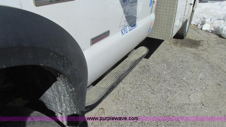image for item G9161 2006 Ford F550 service truck
