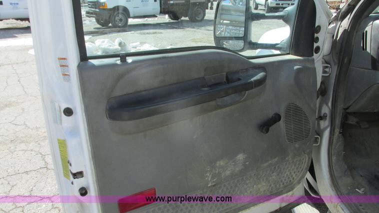 image for item G9161 2006 Ford F550 service truck