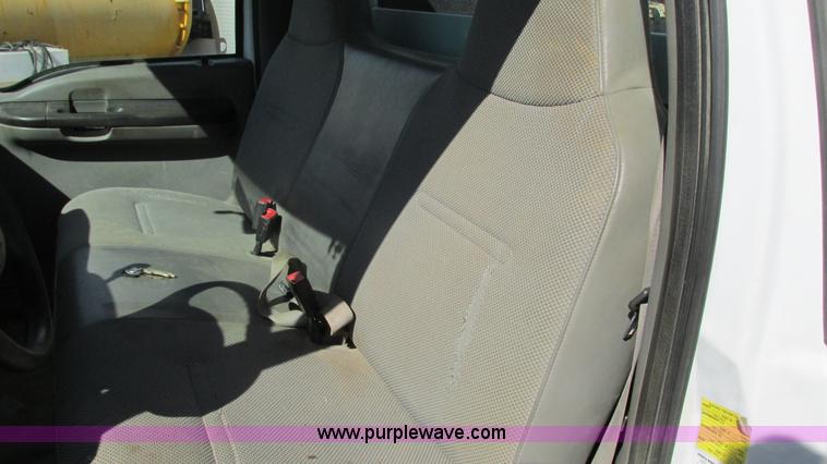 image for item G9161 2006 Ford F550 service truck