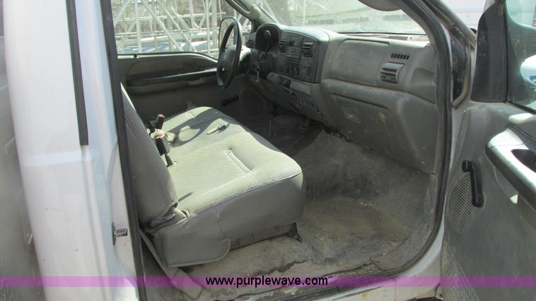 image for item G9161 2006 Ford F550 service truck