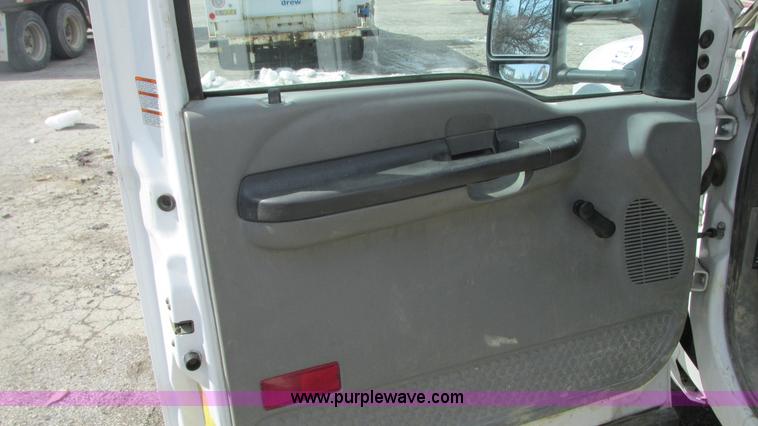 image for item G9162 2006 Ford F550 service truck