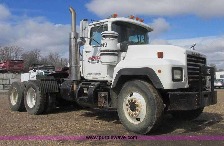 image for item H7714 2001 Mack RD688S semi truck