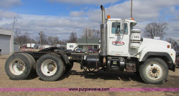 image for item H7714 2001 Mack RD688S semi truck