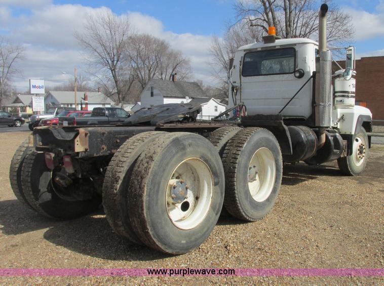 image for item H7714 2001 Mack RD688S semi truck