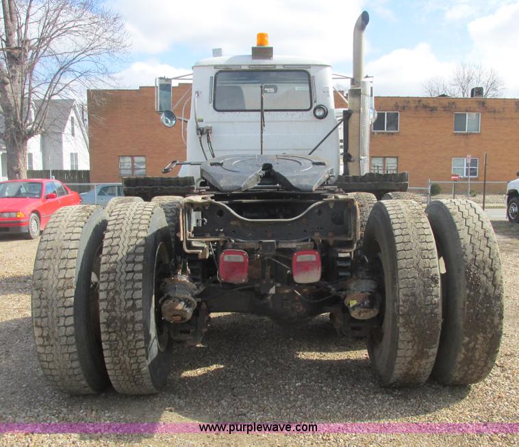 image for item H7714 2001 Mack RD688S semi truck