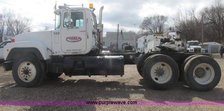 image for item H7714 2001 Mack RD688S semi truck