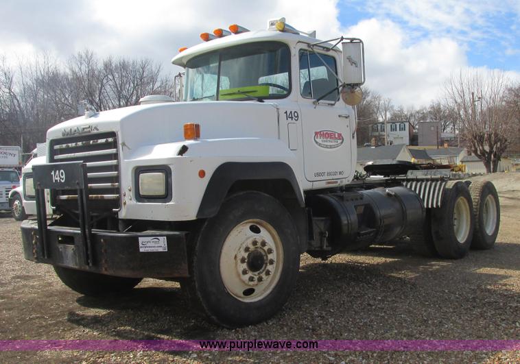 image for item H7714 2001 Mack RD688S semi truck