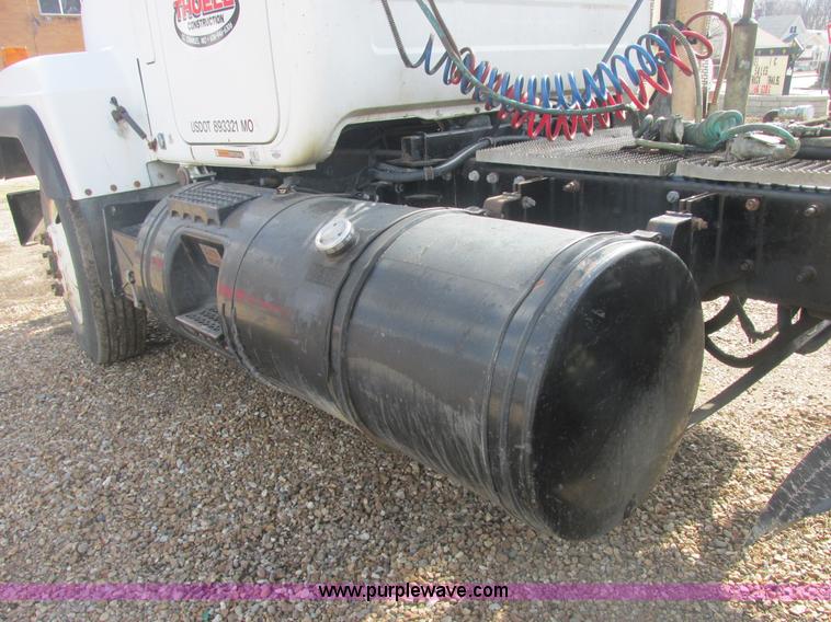image for item H7714 2001 Mack RD688S semi truck