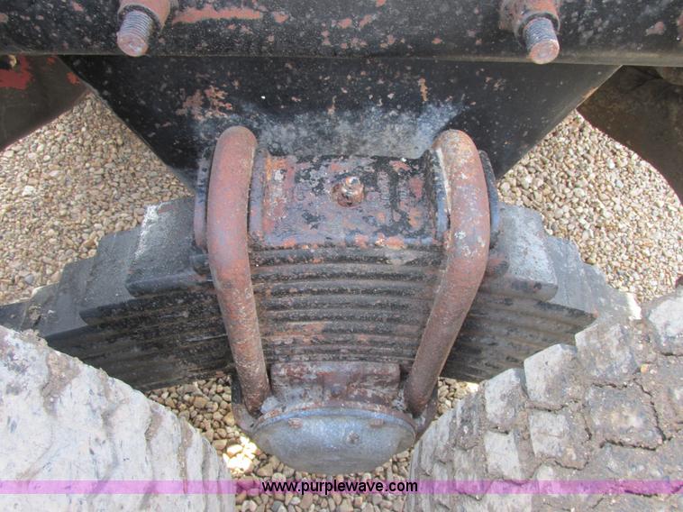 image for item H7714 2001 Mack RD688S semi truck