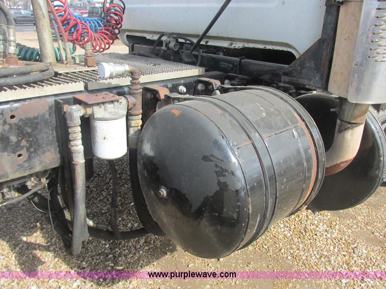 image for item H7714 2001 Mack RD688S semi truck