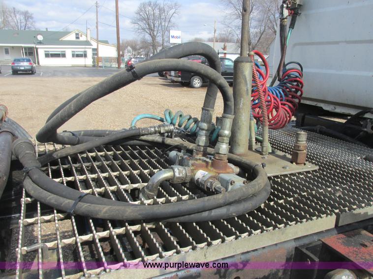 image for item H7714 2001 Mack RD688S semi truck