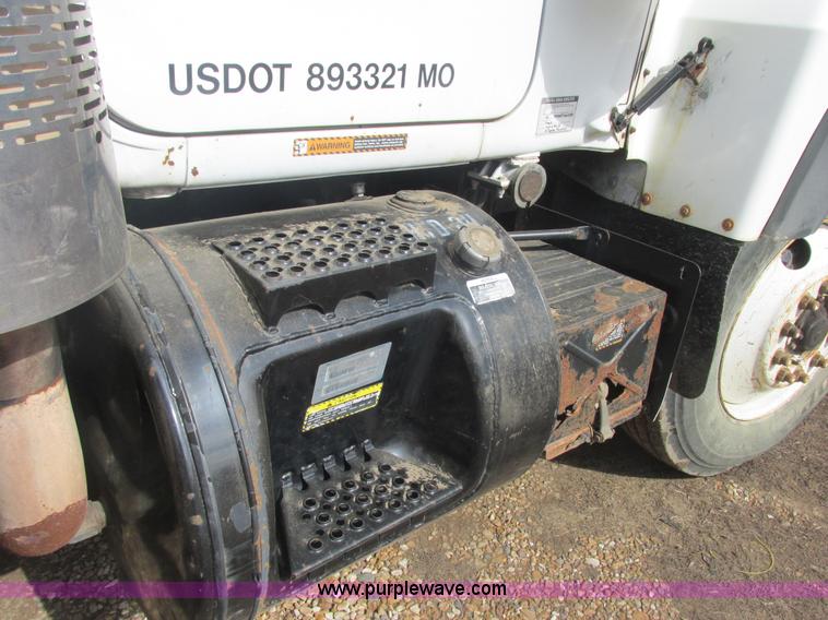 image for item H7714 2001 Mack RD688S semi truck