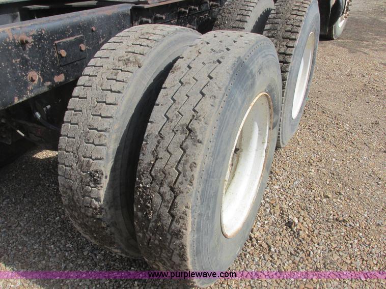 image for item H7714 2001 Mack RD688S semi truck