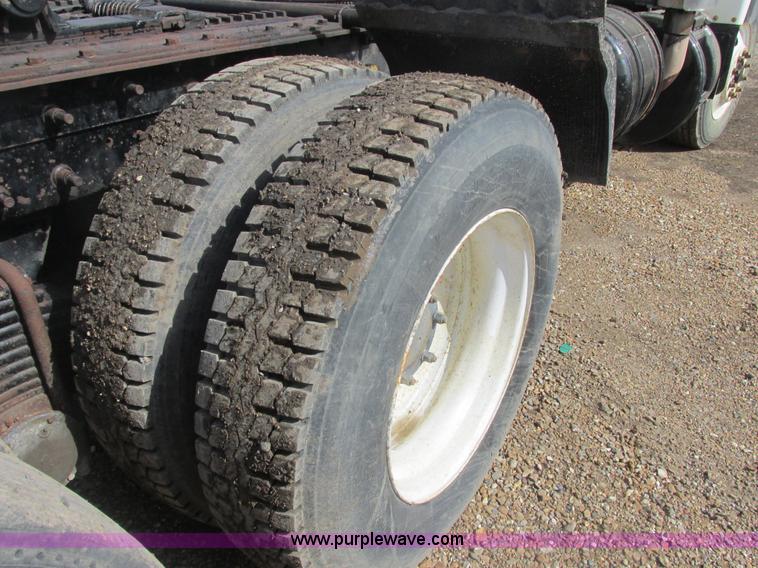 image for item H7714 2001 Mack RD688S semi truck