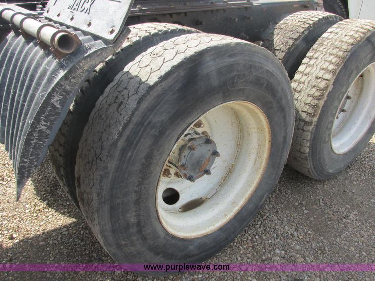 image for item H7714 2001 Mack RD688S semi truck