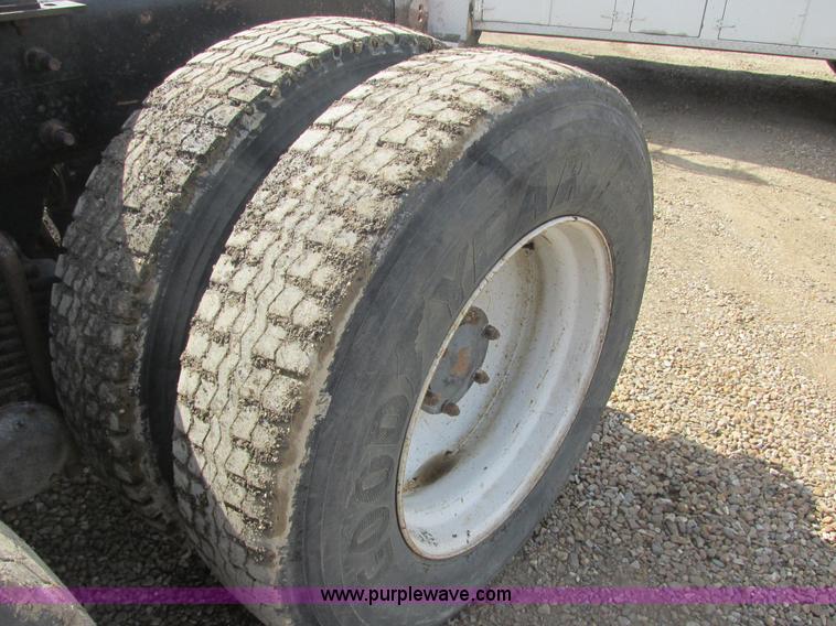 image for item H7714 2001 Mack RD688S semi truck