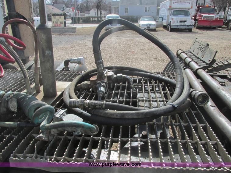 image for item H7714 2001 Mack RD688S semi truck