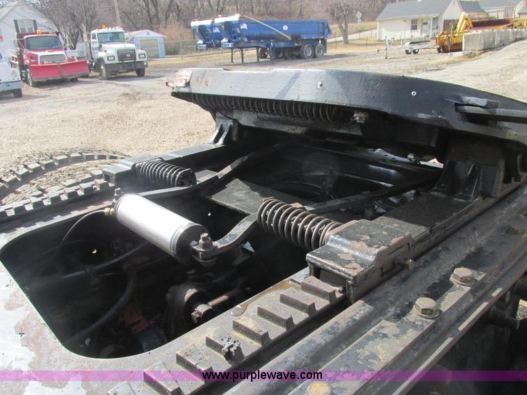 image for item H7714 2001 Mack RD688S semi truck