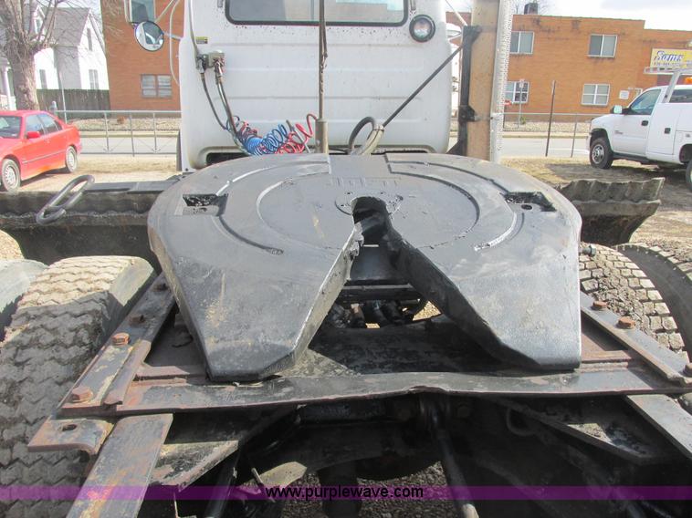 image for item H7714 2001 Mack RD688S semi truck