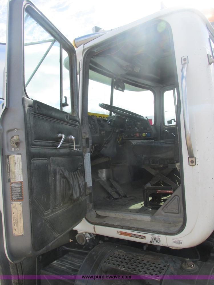 image for item H7714 2001 Mack RD688S semi truck