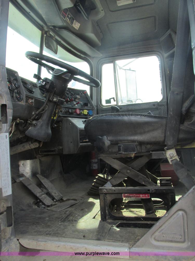 image for item H7714 2001 Mack RD688S semi truck