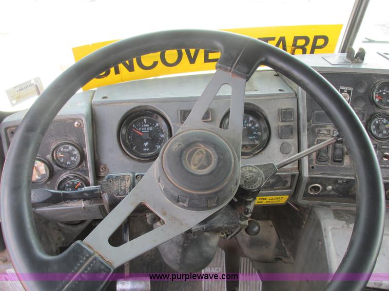 image for item H7714 2001 Mack RD688S semi truck