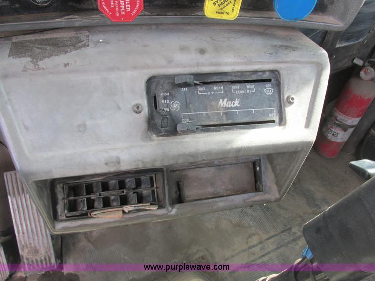 image for item H7714 2001 Mack RD688S semi truck