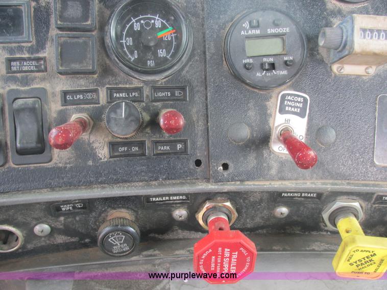 image for item H7714 2001 Mack RD688S semi truck