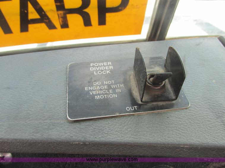 image for item H7714 2001 Mack RD688S semi truck