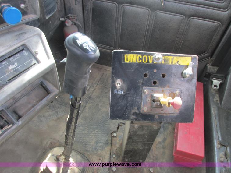 image for item H7714 2001 Mack RD688S semi truck